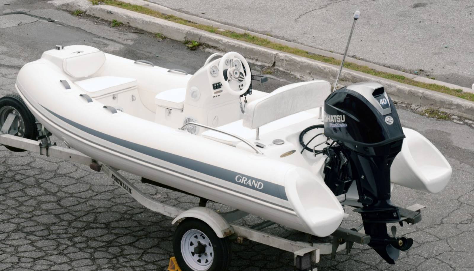 Semi rigide GRAND BOATS Golden Line G380 Hypalon ou PVC, équipé de moteur Honda