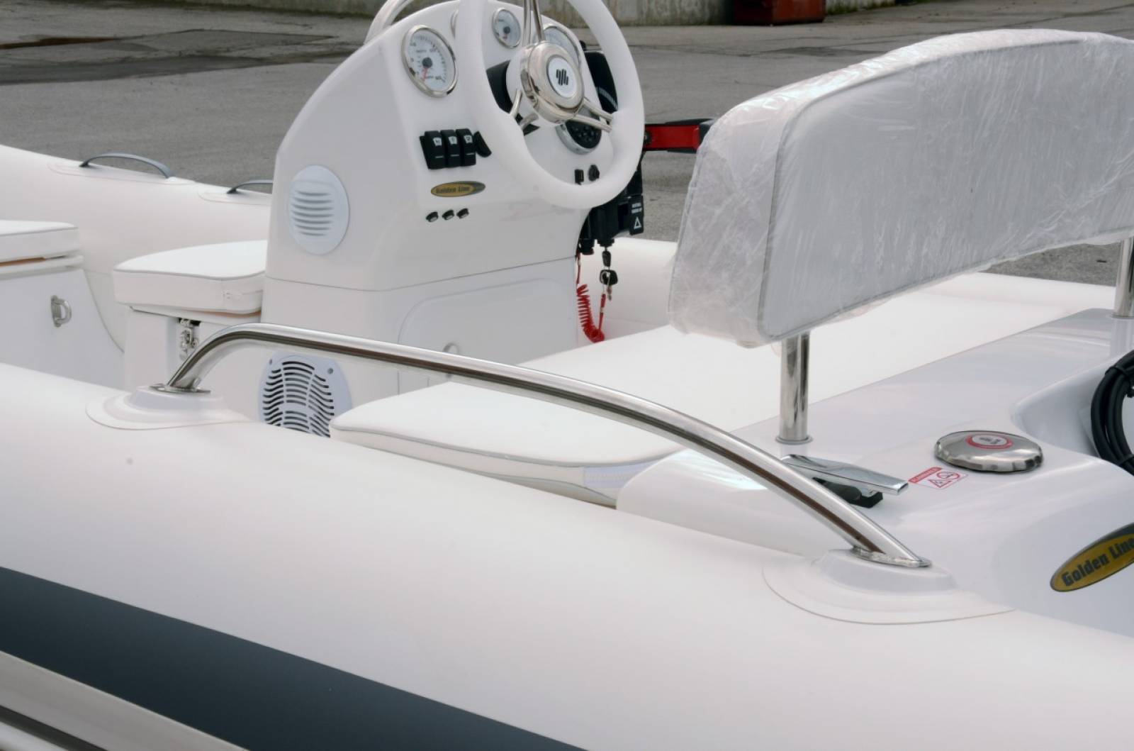 Semi rigide GRAND BOATS Golden Line G380 Hypalon ou PVC, équipé de moteur Honda