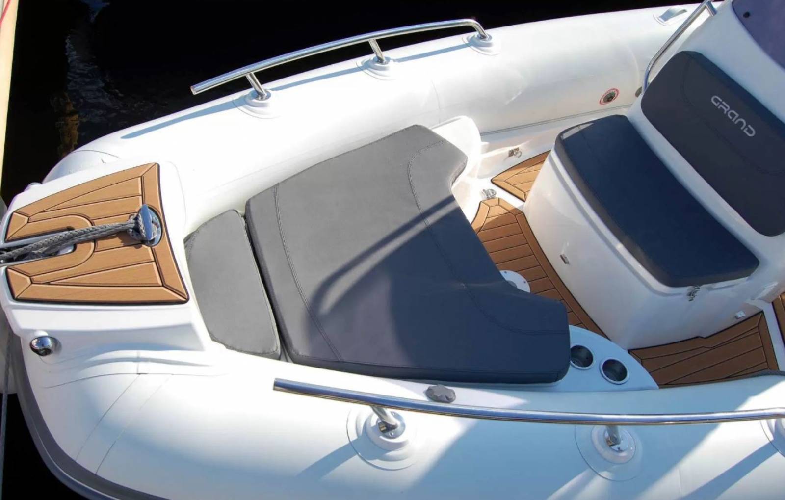 Semi rigide Hypalon de 7.00 m à La Londe, à côté du Lavandou