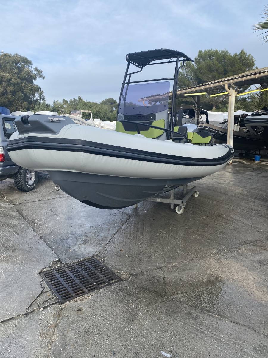 A vendre semi rigide d'occasion Grand Drive D600Lux équipé d'un moteur Honda 150 cv, La Londe les Maures dans le Var