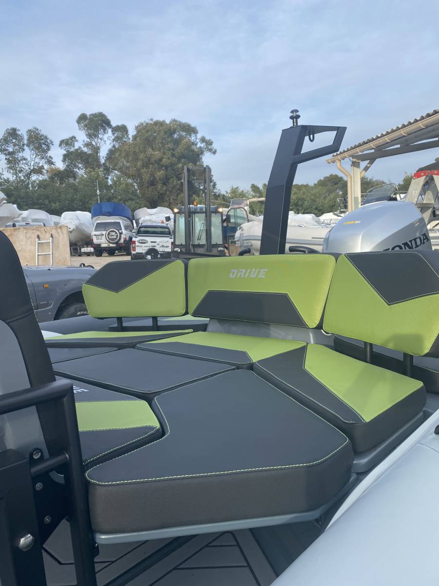 A vendre semi rigide d'occasion Grand Drive D600Lux équipé d'un moteur Honda 150 cv, La Londe les Maures dans le Var