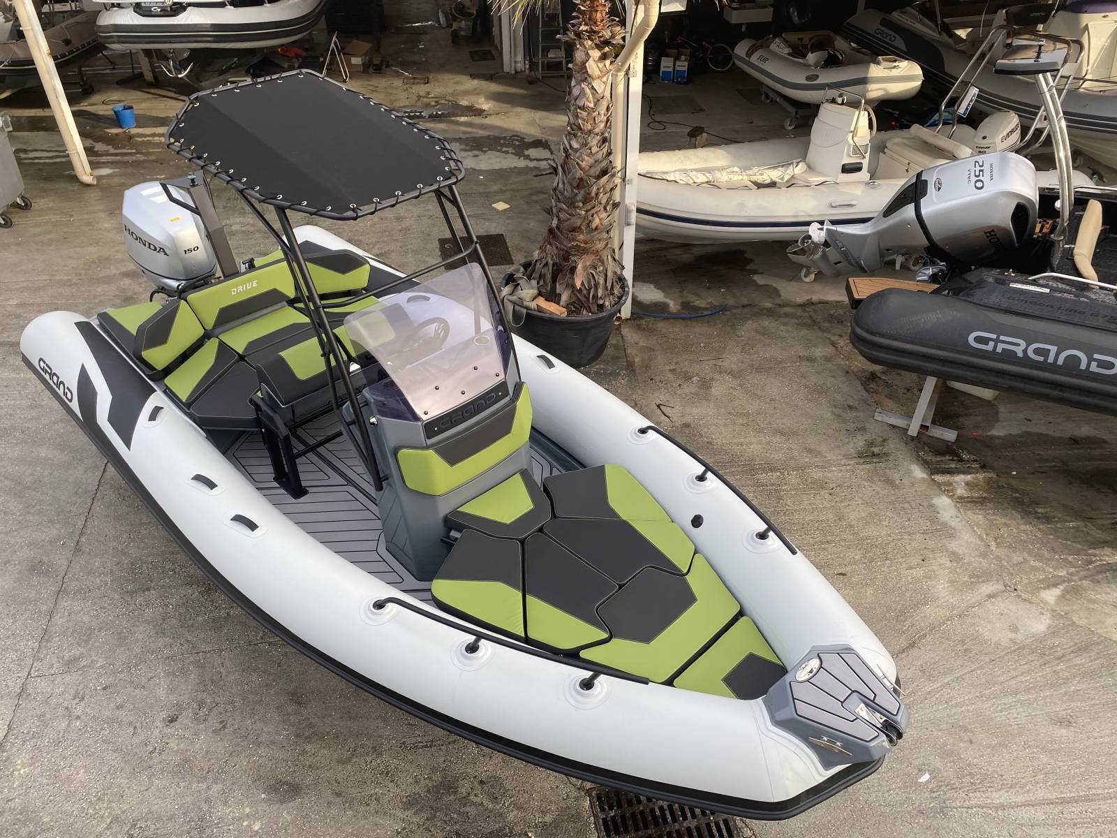 A vendre semi rigide d'occasion Grand Drive D600Lux équipé d'un moteur Honda 150 cv, La Londe les Maures dans le Var