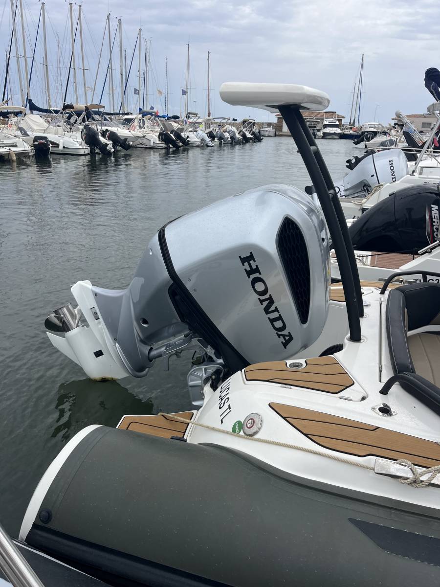 Vente semi rigide occasion Grand Golden Line G680 équipé d'un moteur Honda 200 Cv à La Londe les Maures