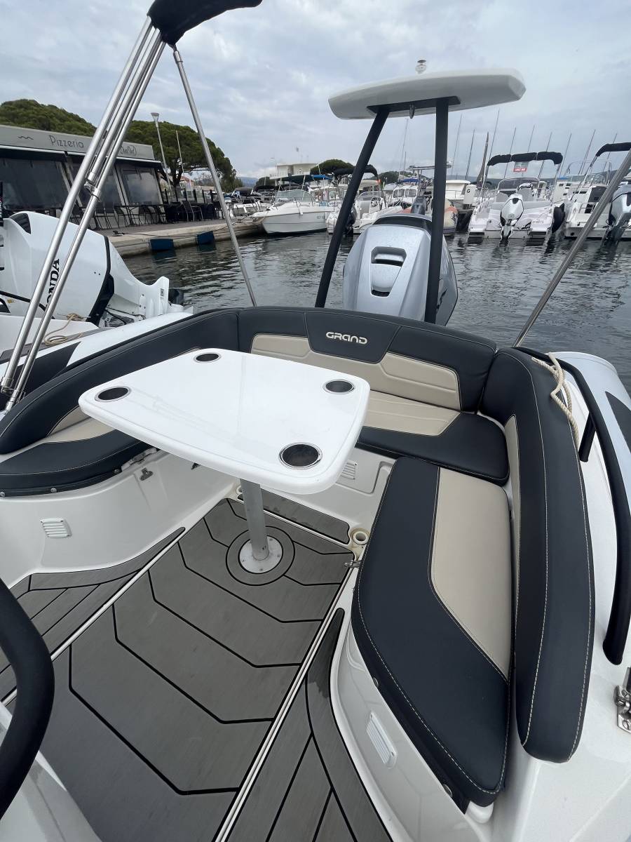 Vente semi rigide occasion Grand Golden Line G650 équipé d'un moteur Honda 150 Cv à La Londe les Maures