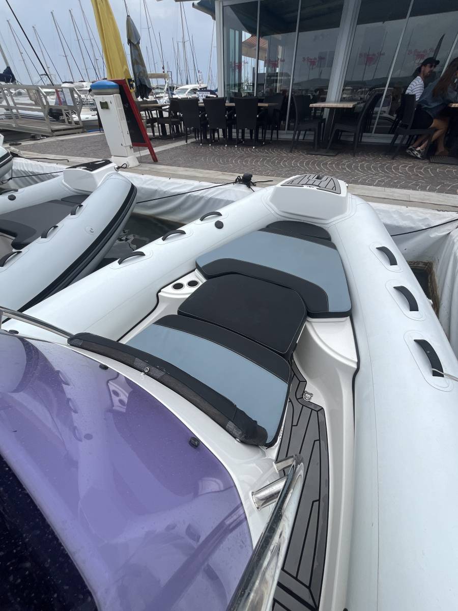 bateau neuf Grand à La Londe prés de Hyères