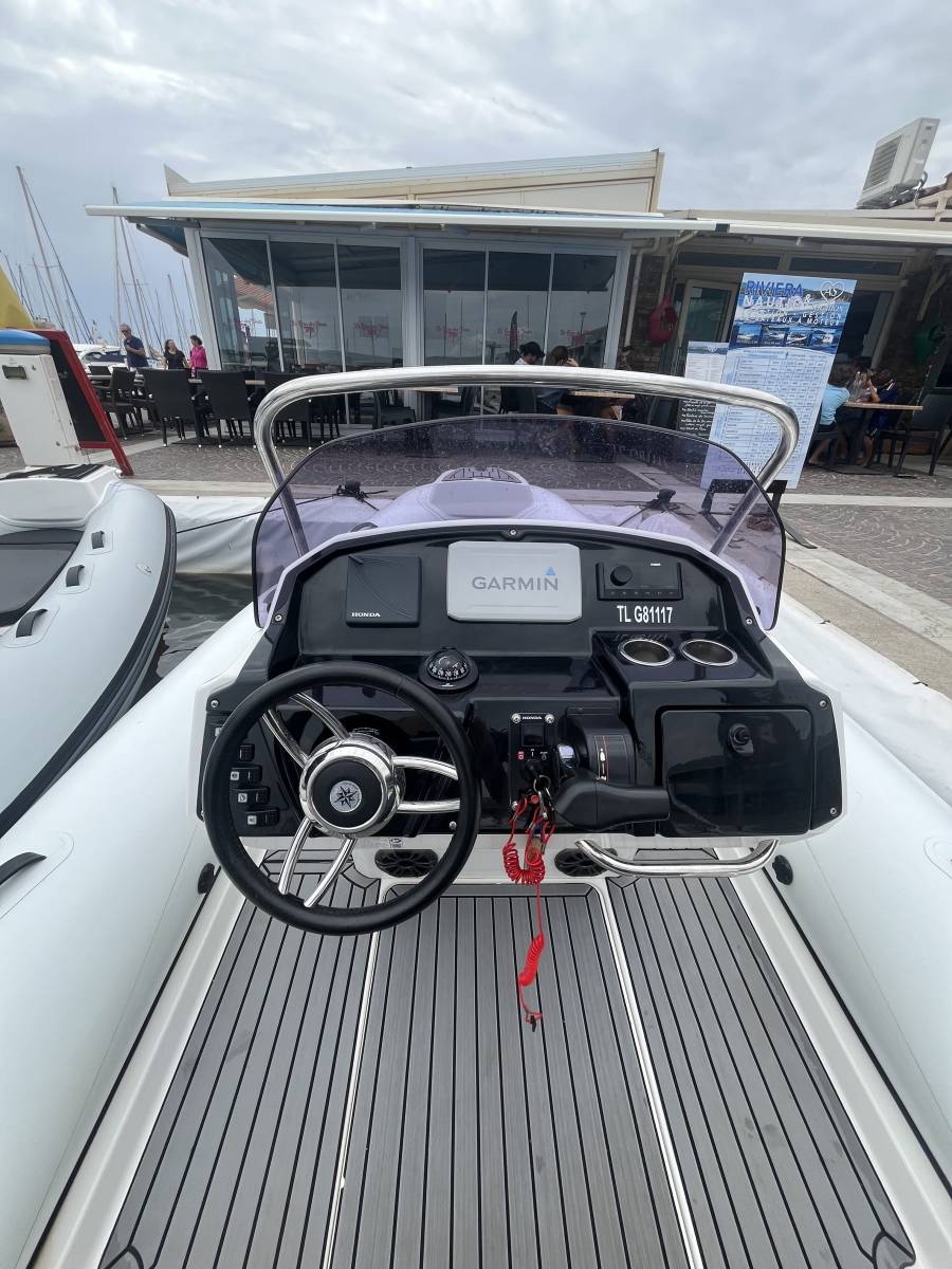 Vente semi rigide occasion Grand Golden Line G580 équipé d'un moteur Honda 100 Cv à La Londe les Maures