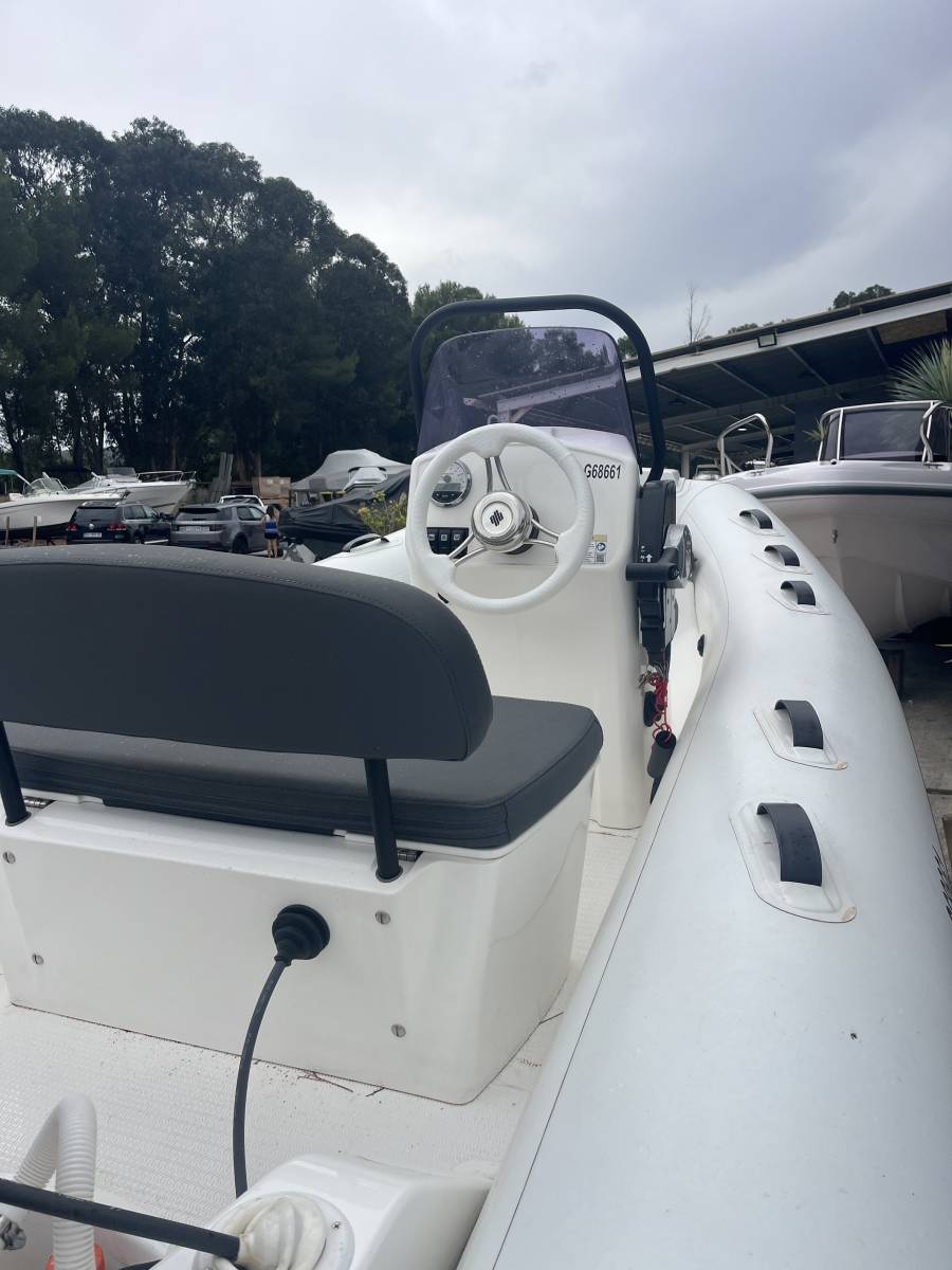 Vente semi rigide occasion Grand Silver Line S420 équipé d'un moteur Honda 50 Cv à La Londe les Maures