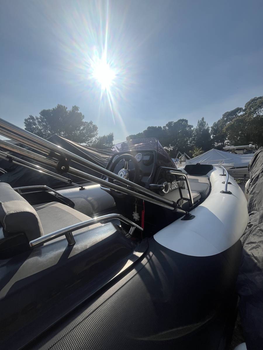 Vente semi rigide occasion Grand Golden Line G500 équipé d'un moteur Honda 80 Cv à La Londe les Maures