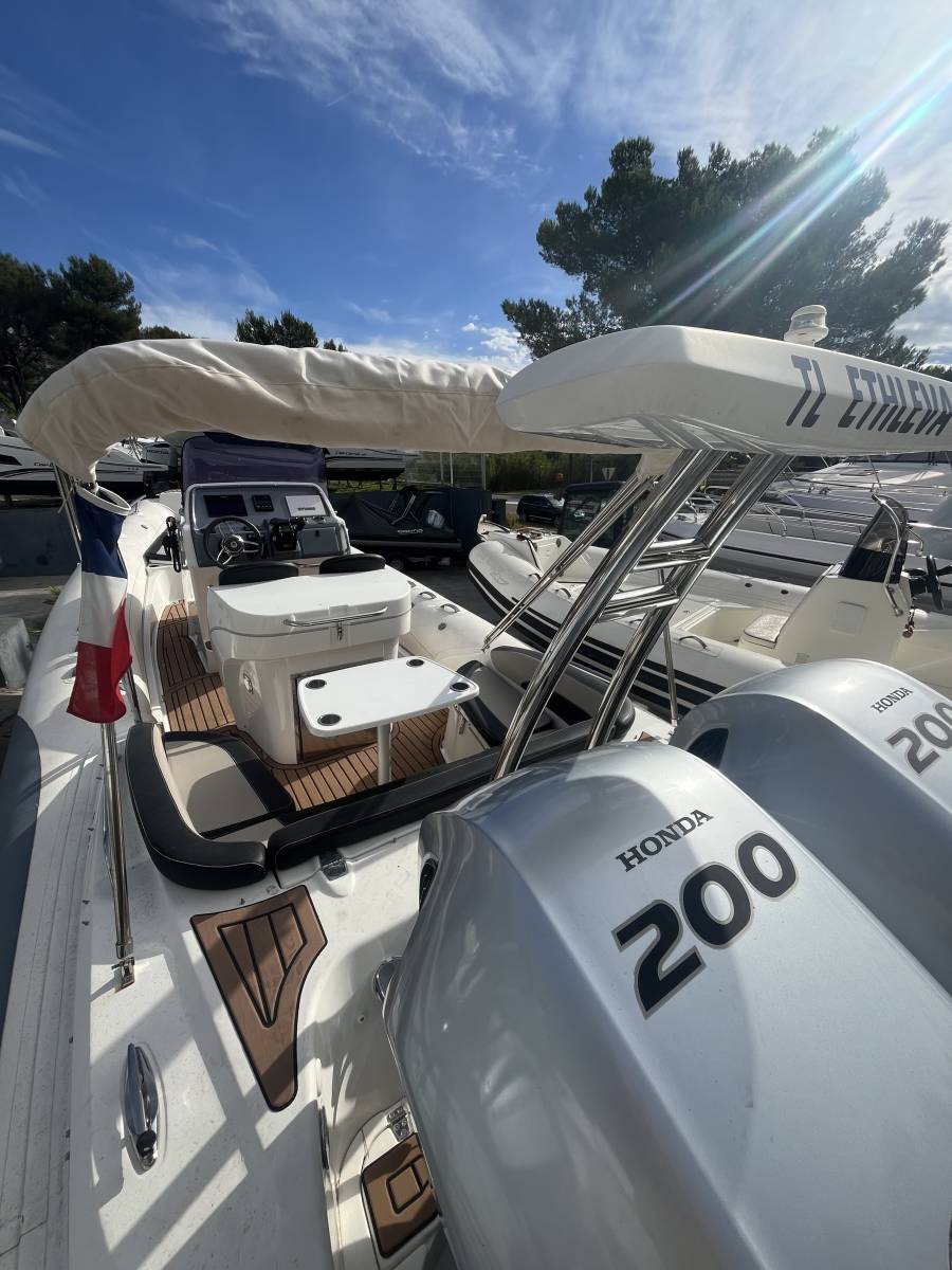 Vente semi rigide occasion Grand Golden Line G850 équipé de 2 moteurs Honda 200 Cv à La Londe les Maures