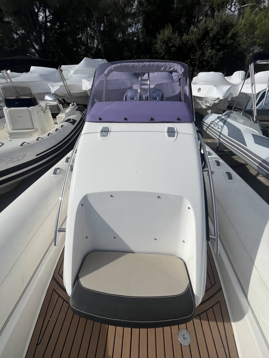 Vente semi rigide occasion Grand Golden Line G850 équipé de 2 moteurs Honda 200 Cv à La Londe les Maures