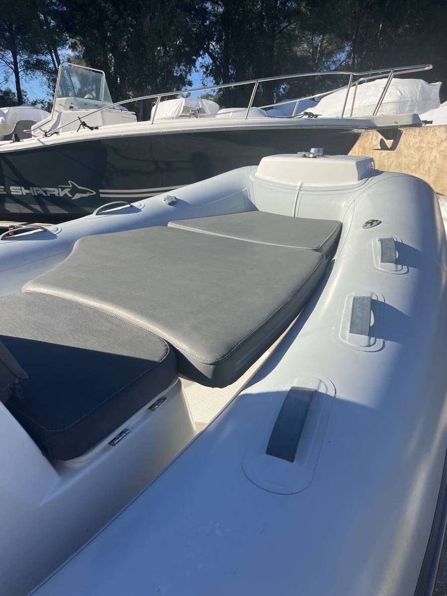 Vente semi rigide occasion Grand Silver Line S470 équipé d'un moteur Honda 40 Cv à La Londe les Maures