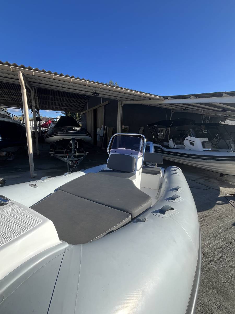 Vente semi rigide occasion Grand Silver Line S470 équipé d'un moteur Honda 40 Cv à La Londe les Maures